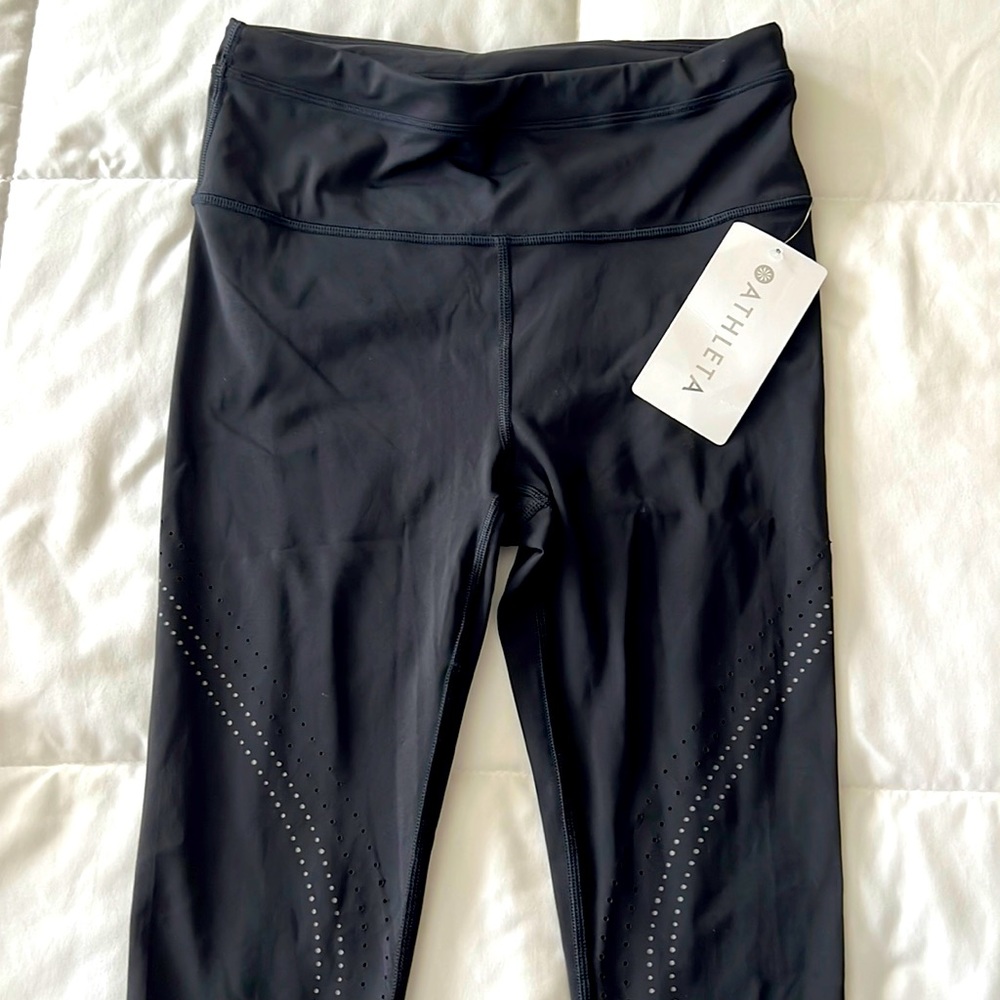🚨 NWT 🚨 Athleta - size small - Accelerate Lasercut 7/8 Tight